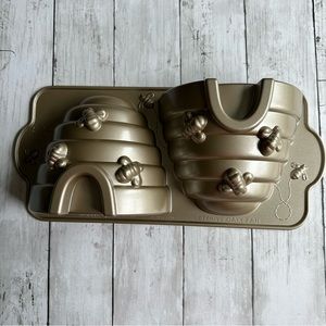 PREOWNED NORDIC WARE BEE HIVE CAKE PAN 10 CUP CAPACITY GOLD